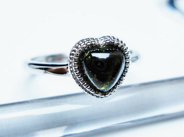 モルダバイト ハート指輪(12号) [t526-1390]