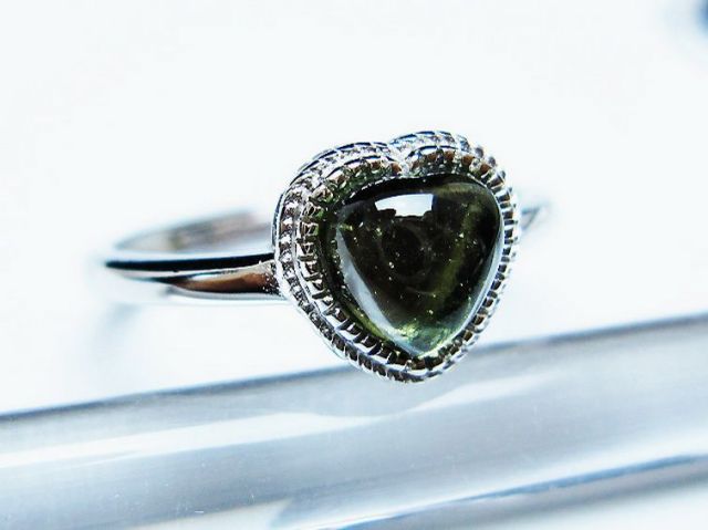 モルダバイト ハート指輪(13号) [t526-1396]
