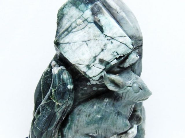 1.4Kgパワーストーン 天然石 エメラルド 手彫り リス 置物[T583-1152]