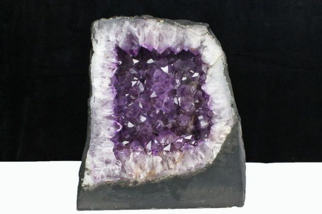 18.5Kgブラジル産アメジストドーム同梱不可 [t611-10573]