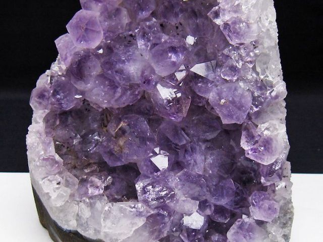 アメジストの中に面白い丸い内包物が入ったアメジストクラスター アメジストの中に面白い丸い内包物が入ったアメジストクラスター