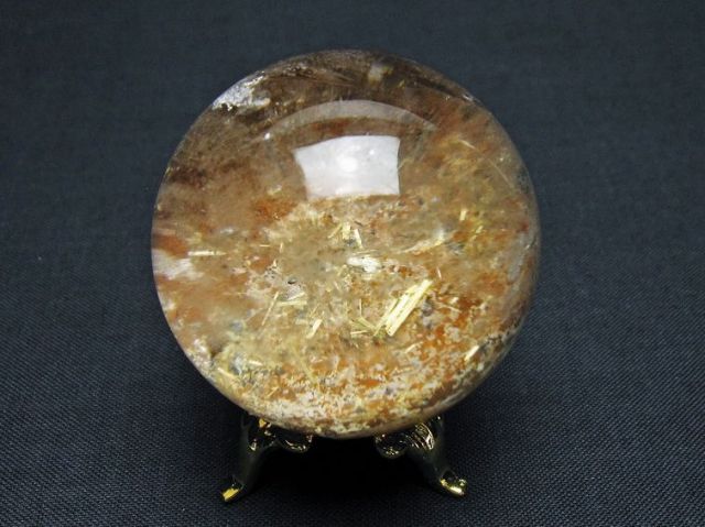 ゴールドタイチンルチル入り水晶丸玉 41mm [T637-4675]