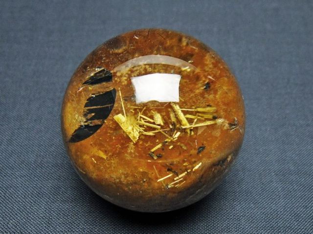ゴールドタイチンルチル入り水晶丸玉 41mm [T637-4721]