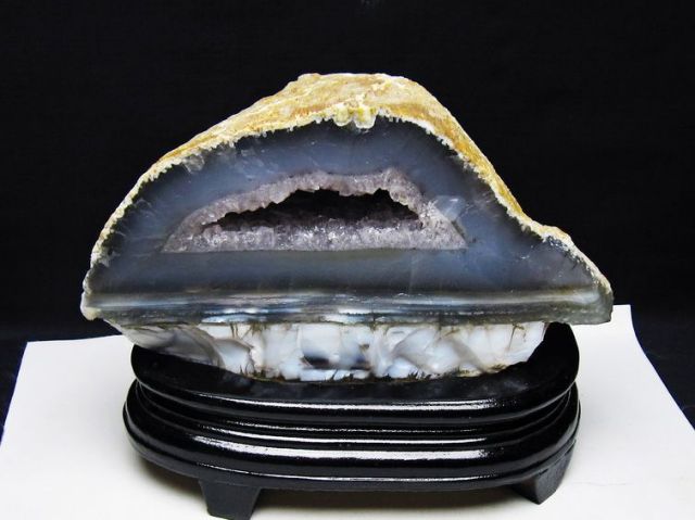1.8Kgウルグアイ産 アゲート水晶ドーム [t640-2461]