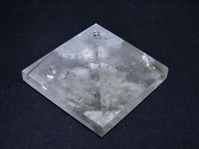 虹入りヒマラヤ水晶ピラミッド[T648-3575]