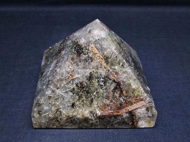 水晶、美形？置き石 パワーストーン 天然石 ガーデン （庭園） 水晶ピラミッド[T648-3731]