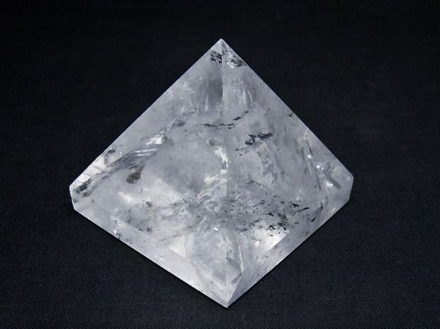 虹入りヒマラヤ水晶ピラミッド[T648-3812]