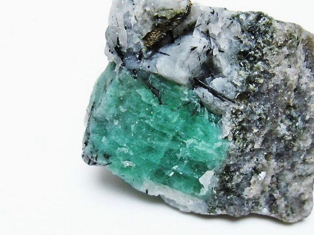 パワーストーン 天然石 エメラルド原石[T672-1406]