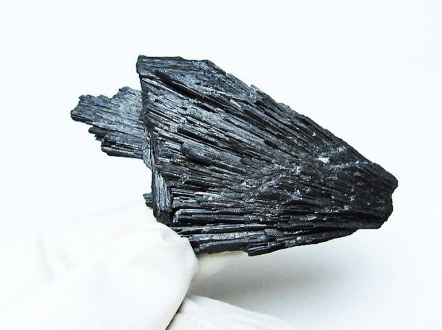 パワーストーン 天然石 ブラック カイヤナイト 原石[T697-3947]