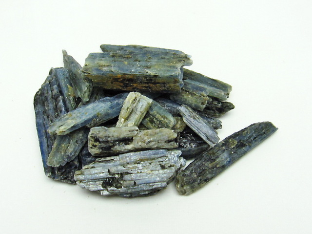 天然カイヤナイト原石（1kg）台座付き 【公式通販】