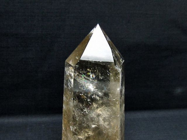 虹入りライトニング水晶ガーデン水晶六角柱 [t705-7641]
