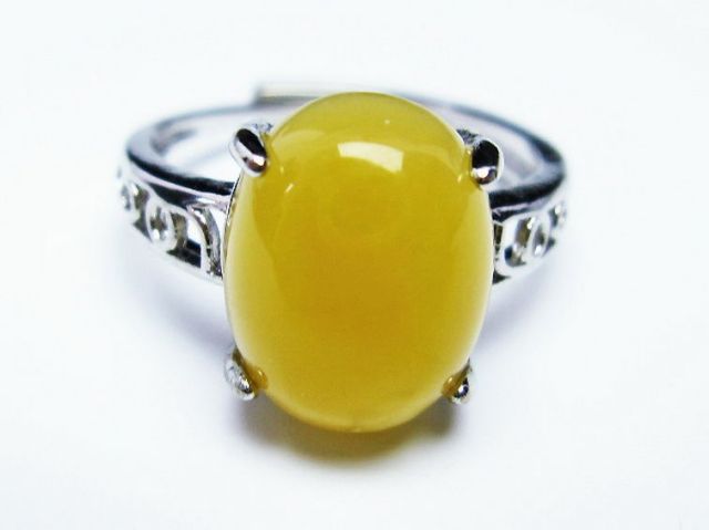 アンバー(琥珀)パウダー　ぱん アンバー（琥珀）【44】天然石ルース・カボション（17×11mm）