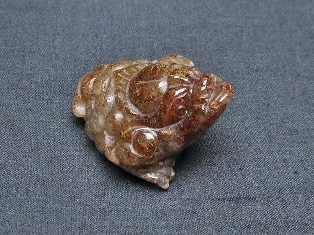 天然石 ルチルクォーツ（金針ルチル水晶） 金蟾 置物[T801-436]
