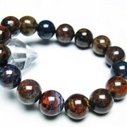 ゲーサイトインクォーツの中ではカコクセナイトが輝いています。｜銀座