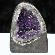 アメジストドームの年間取扱い量10,000本以上の銀座東道天然石専門店