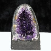 アメジストドームの年間取扱い量10,000本以上の銀座東道天然石専門店