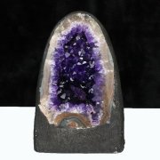 アメジストドームの年間取扱い量10,000本以上の銀座東道天然石専門店