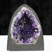 アメジストドームの年間取扱い量10,000本以上の銀座東道天然石専門店