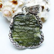 モルダバイトペンダント [t525-2368]