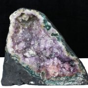 アメジストドームの年間取扱い量10,000本以上の銀座東道天然石専門店