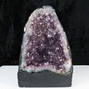 アメジストドームの年間取扱い量10,000本以上の銀座東道天然石専門店