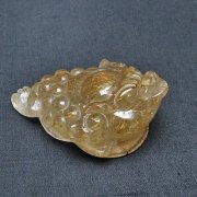 金針ルチル水晶 金蟾 置物[T801-458]