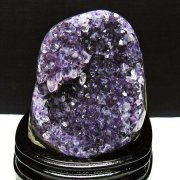 ウルグアイ産A A A級アメジストクラスター、ドーム　綺麗な濃紫水晶（天然石） 濃紫！ウルグアイ産アメジストドーム 3.02kg 台座付き【AMD-0004