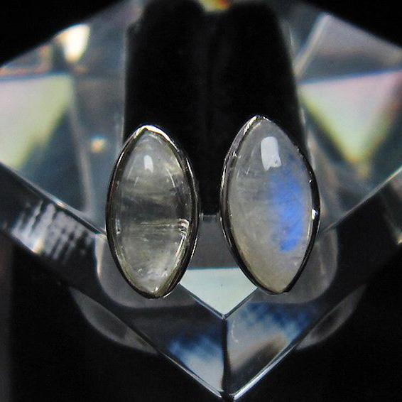 ムーンストーンピアス[T158-6207]