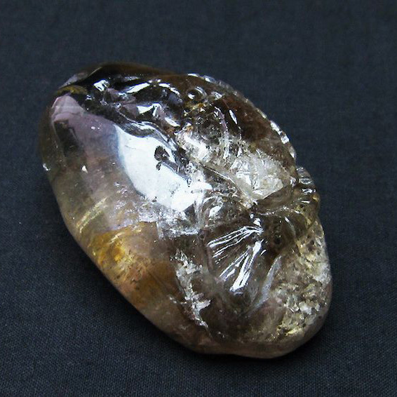 ライトニング水晶 手彫り 魚 置物[T261-1042]