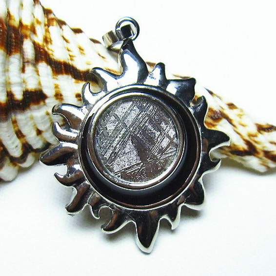 シルバーギベオン（メテオライト）太陽型ペンダント[T309-1869]