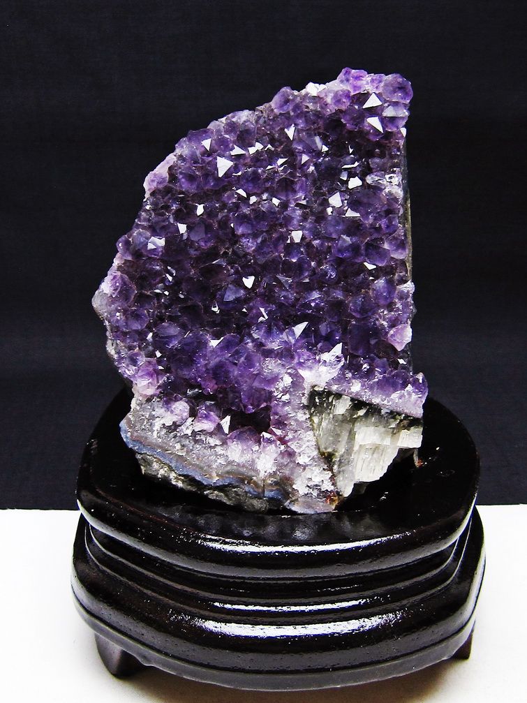 ウルグアイ産 アメジストクラスター カルサイト共生 台座付き[T614-9361]