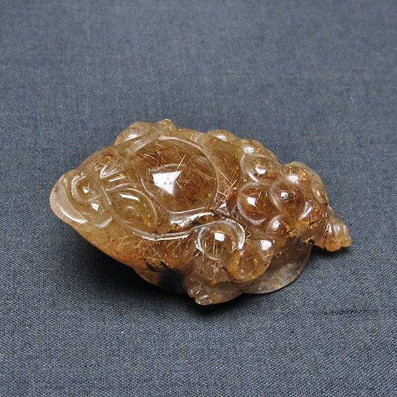 金針ルチル水晶 金蟾 置物[T801-462]