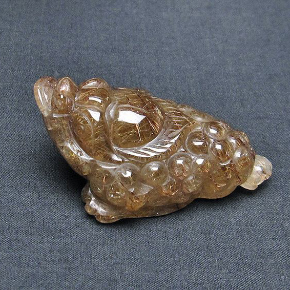 ルチルクォーツ（金針ルチル水晶） 金蟾 置物[T801-468]