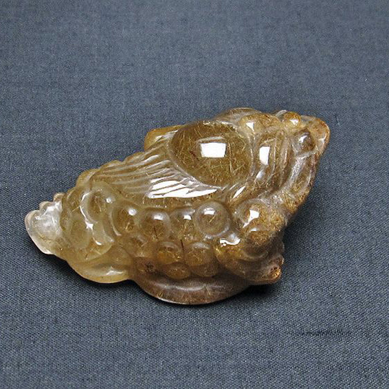 ルチルクォーツ（金針ルチル水晶） 金蟾 置物[T801-475]