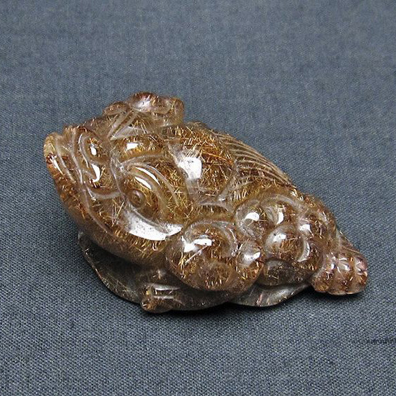 ルチルクォーツ（金針ルチル水晶） 金蟾 置物[T801-502]