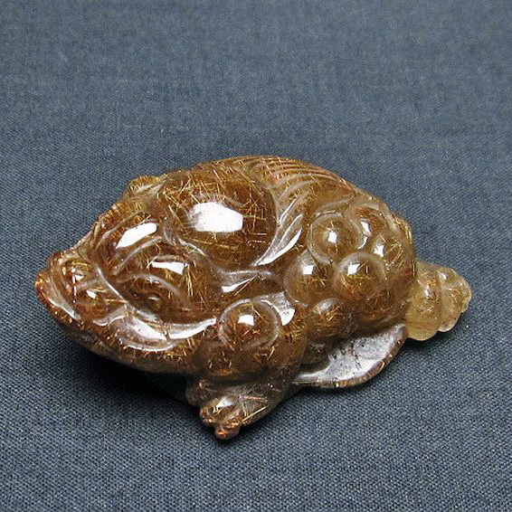 ルチルクォーツ（金針ルチル水晶） 金蟾 置物[T801-507]