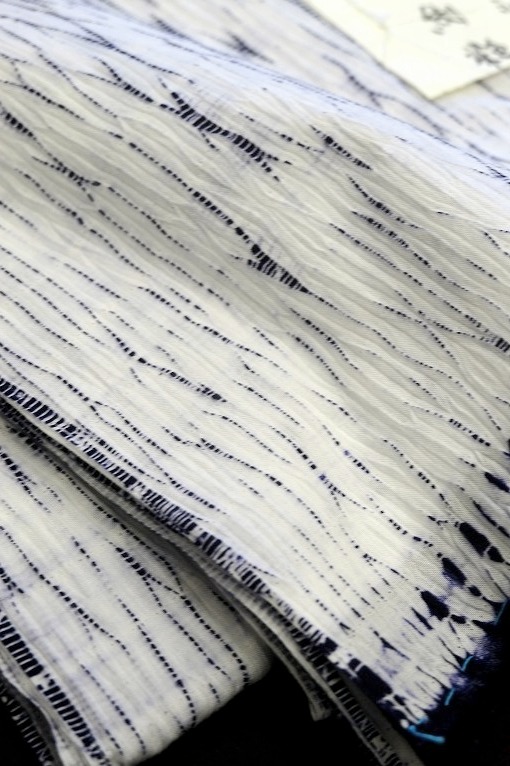 有松絞り　竜巻絞り　反物 楽天市場】純白に藍色の竜巻絞りが眩しい！スーパーキングサイズ