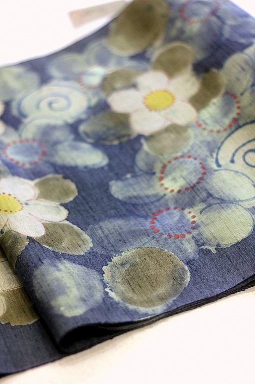 名古屋帯　煤竹色（草木染）　型絵染めの菊唐草　九寸名古屋帯　正絹 名古屋帯 煤竹色（草木染） 型絵染めの菊唐草 九寸名古屋帯 正絹