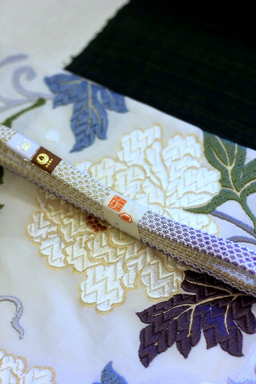 唐織り 袋帯 ▪能衣裳写しの金色の七宝模様に菊、牡丹が艶やかに▪長さ約450cm 楽天市場】【オーダー商品】※※河合美術織物 謹製 唐織り 西陣織 能寿