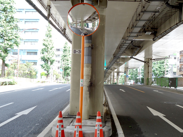 アクリル製カーブミラー「ライトミラー」一面鏡設置例