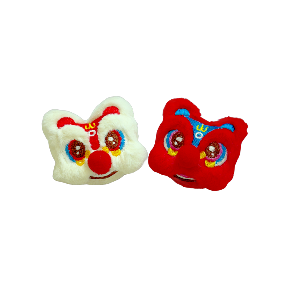 中国獅子舞の刺繍バッジ。赤と白の2色で、縁起物・中華雑貨として人気のかわいいブローチ。