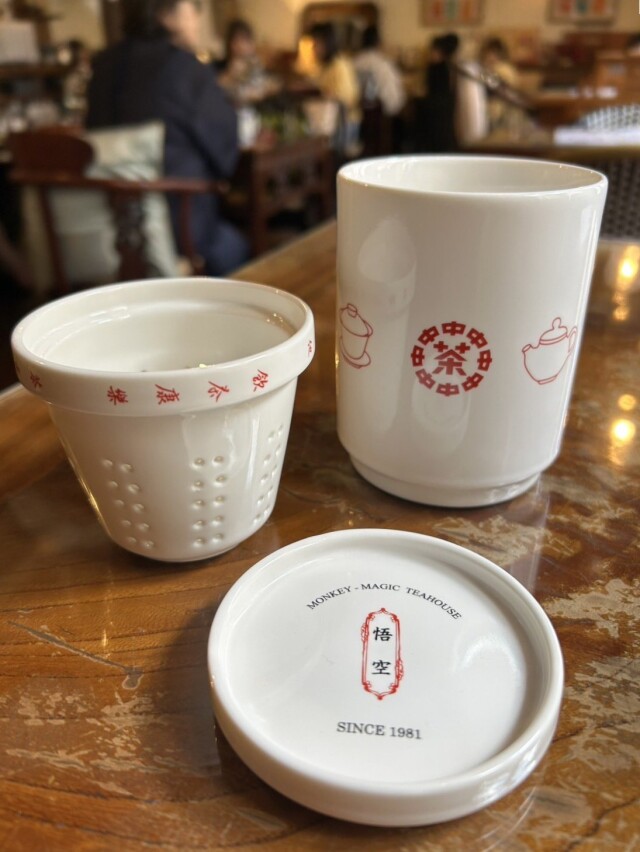 「悟空オリジナル」白磁茶こし付きマグカップ(全2色)