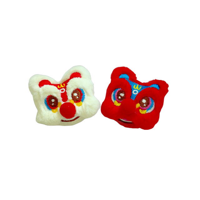 中国獅子舞の刺繍バッジ。赤と白の2色で、縁起物・中華雑貨として人気のかわいいブローチ。