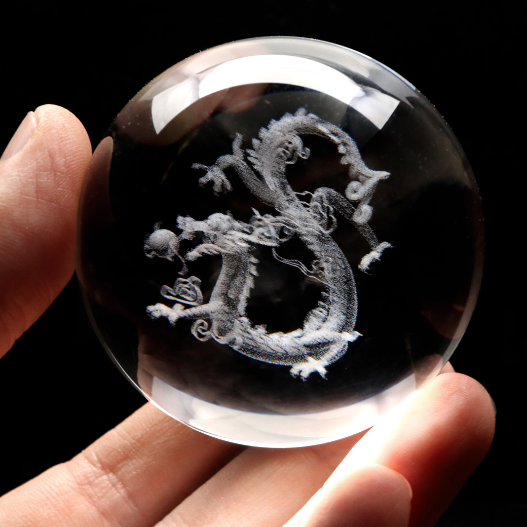 龍 クリスタルボール 約60mm 龍神 ドラゴンボール 干支 辰 置き物 人工水晶 丸玉 台座付き 正月 新年 縁起物 彫り物 置物 竜 辰年 パワーストーン