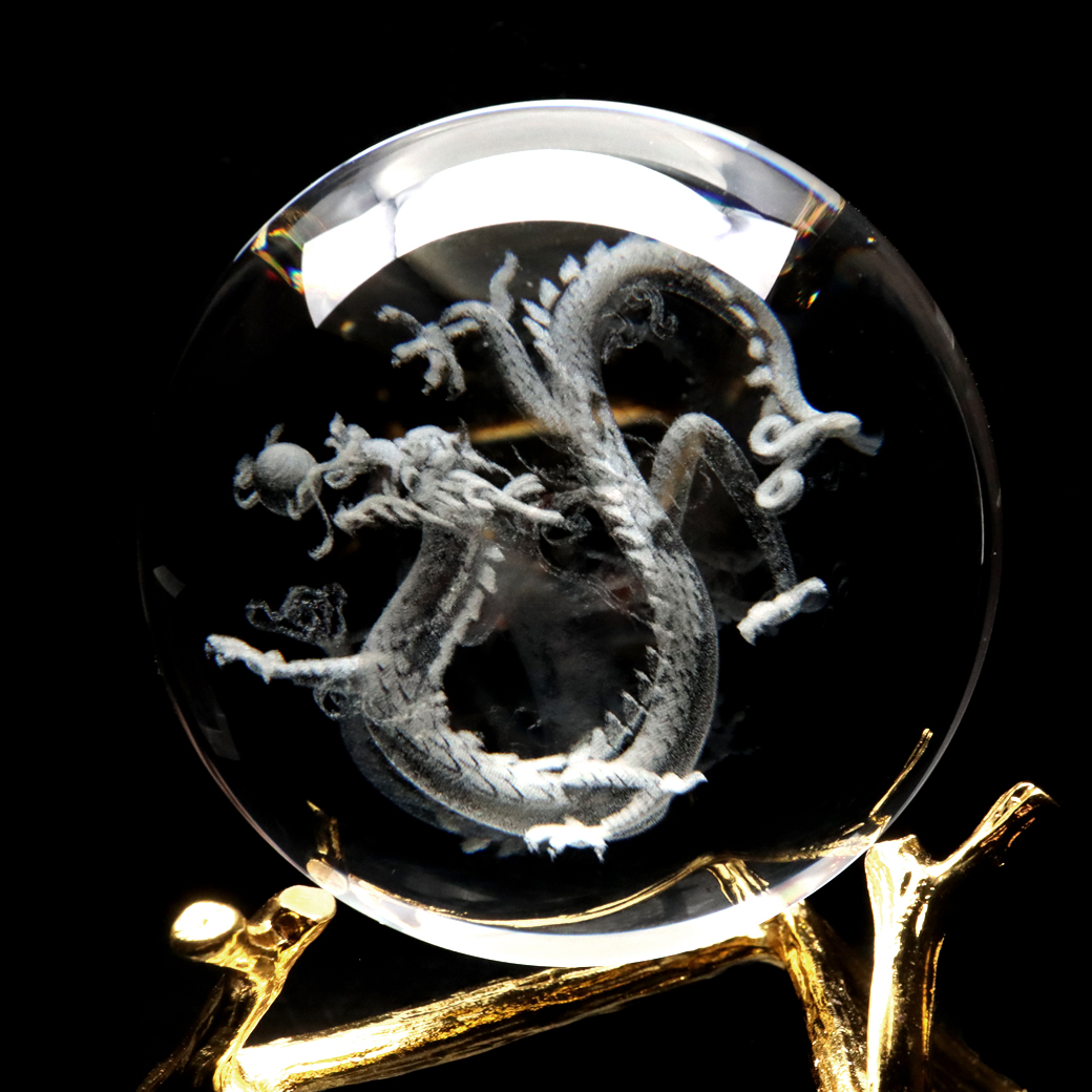 龍 クリスタルボール 約80mm 龍神 ドラゴンボール 干支 辰 置き物 人工水晶 丸玉 台座付き 正月 新年 縁起物 彫り物 置物 竜 辰年 パワーストーン