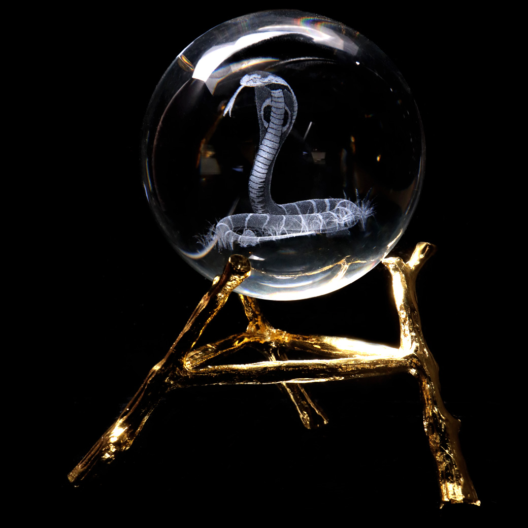 蛇 クリスタルボール 約80mm 干支 巳年 2025年 置き物 人工水晶 丸玉 正月 新年 縁起物 彫り物 置物 コブラ へび年