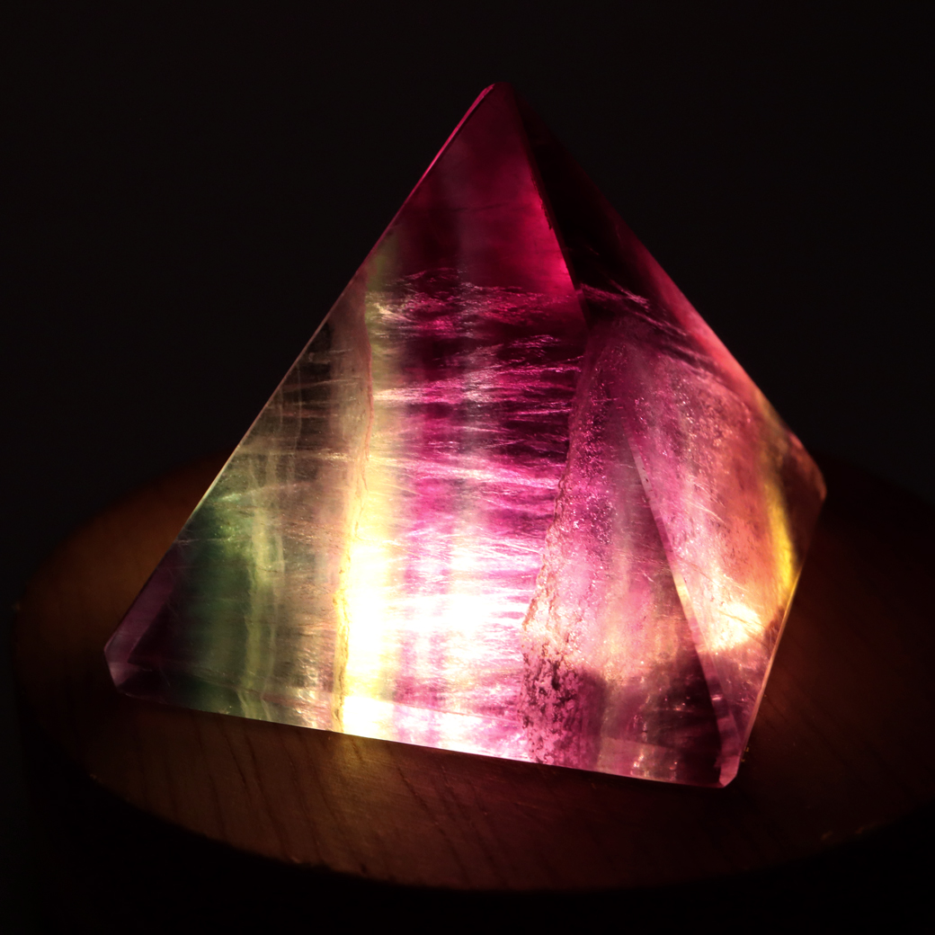 フローライト ピラミッド LEDライト付き 癒し グッズ 空間 幻想的 照明 手のひらサイズ 1点もの レインボー 蛍石 パワーストーン 天然石