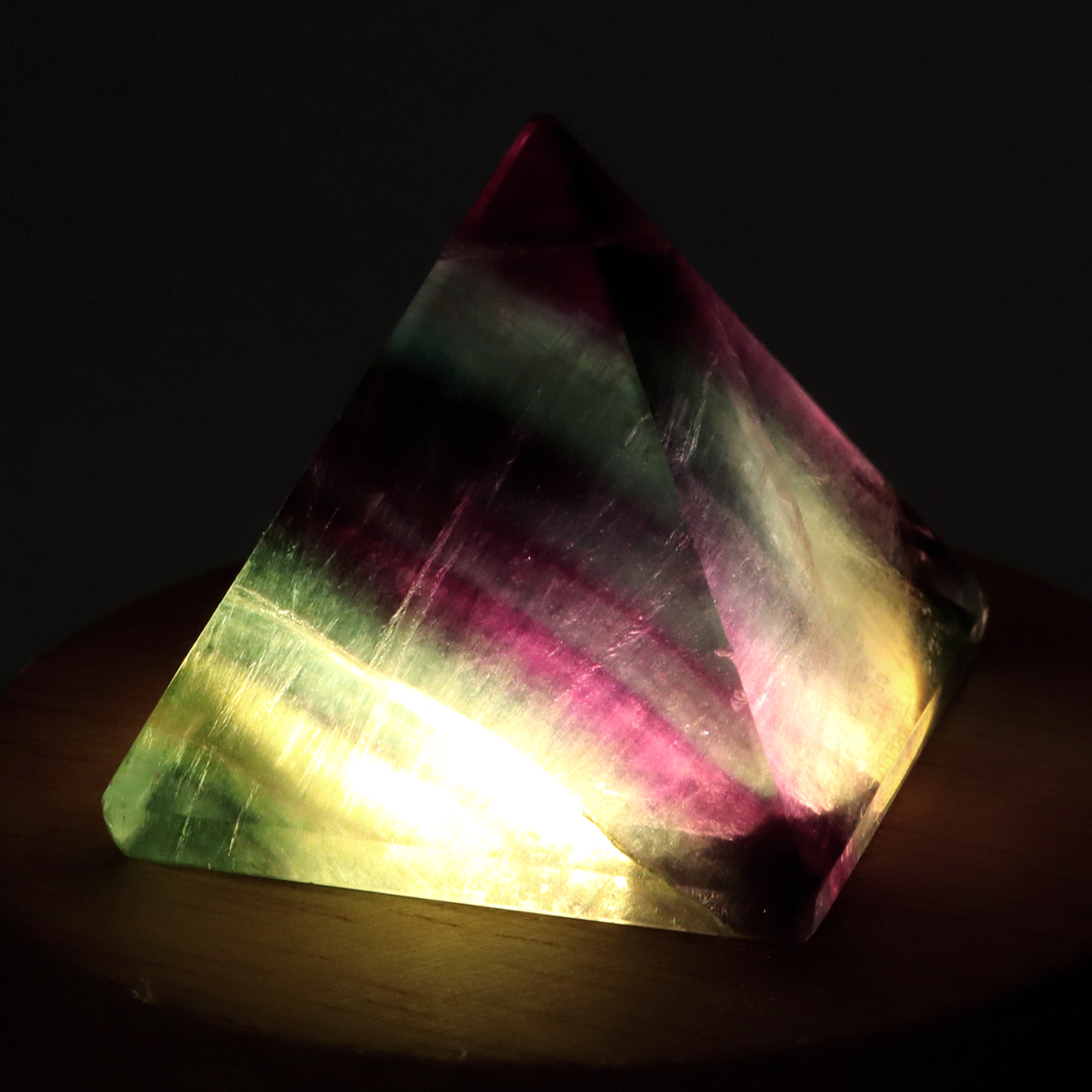 フローライト ピラミッド LEDライト付き 癒し グッズ 空間 幻想的 照明 手のひらサイズ 1点もの レインボー 蛍石 パワーストーン 天然石