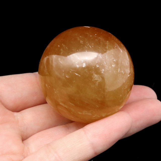 セール✨天然石　大型イエローカルサイト　丸玉　祈願　運気上昇　縁起置物 風水金運石のレインボーイエローカルサイト丸玉を通販