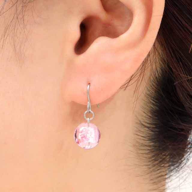 ホタルガラス ピアス レディース チェリー ピンク クリア 桃色 光る 蓄光 チタン製 とんぼ玉 沖縄 お土産 アクセサリー 琉球